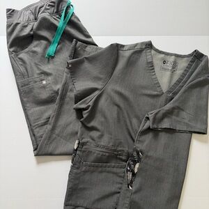 FIGS Scrub Set Kade Cargo Pants & Accra Feather Scrub Top in Graphite Size XXL